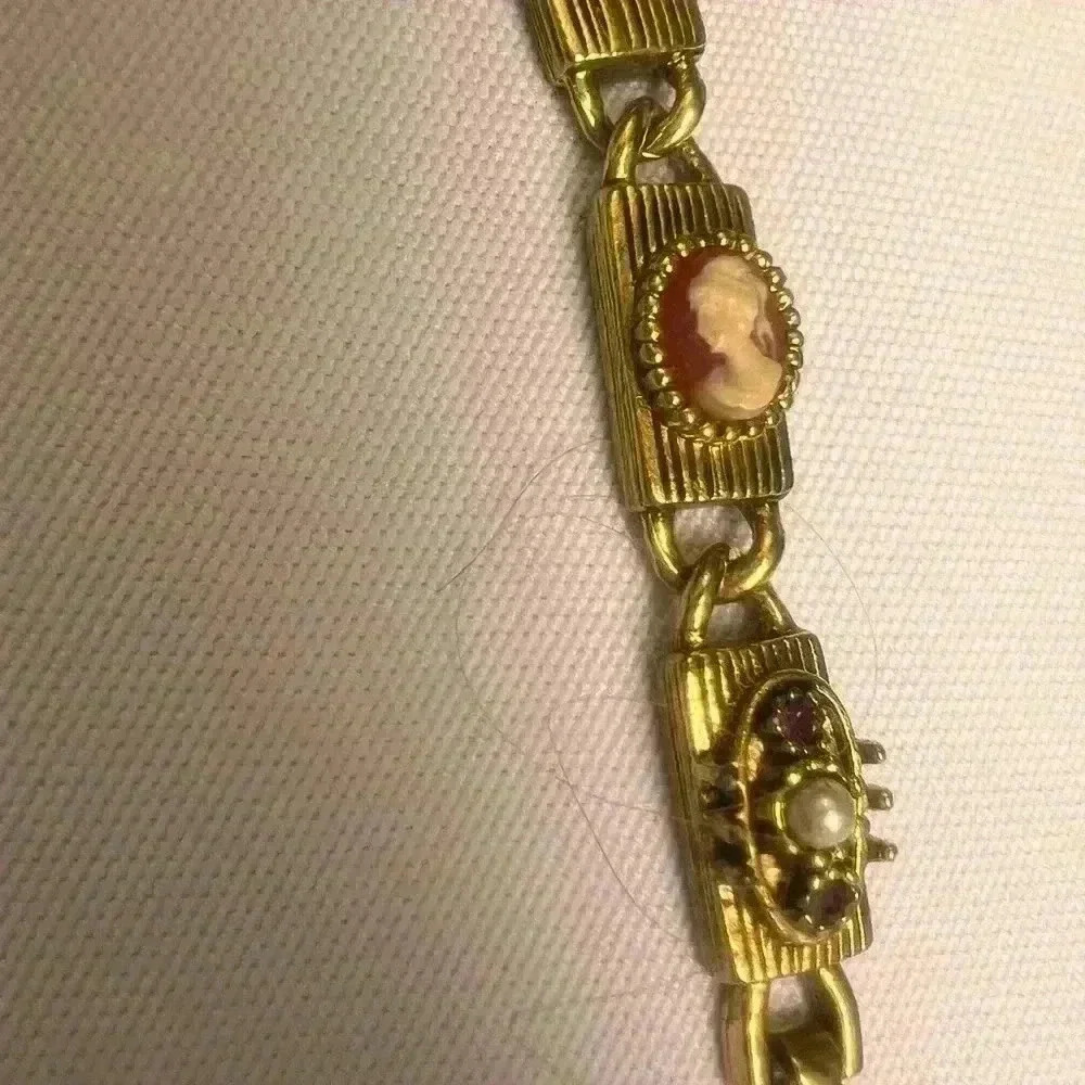 Beautiful Vintage unSigned Goldette Victorian Revival Slide Charm Bracelet - Picture 13 of 16